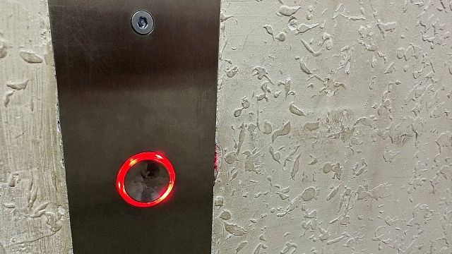 Жильцы многоэтажки пожаловались на падающий лифт в Воронеже