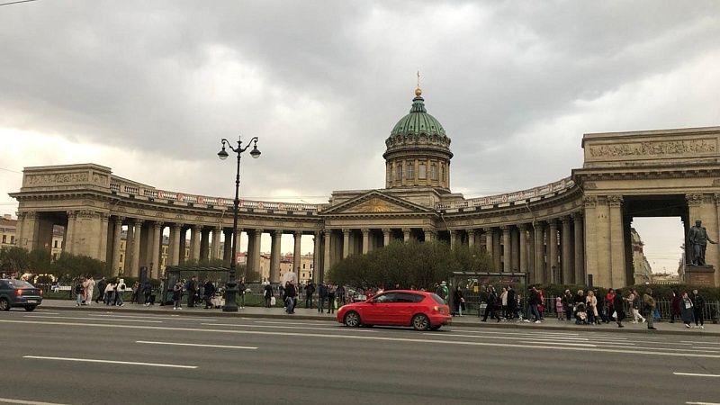 В Петербурге будут судить девушку, справившую нужду у Казанского собора