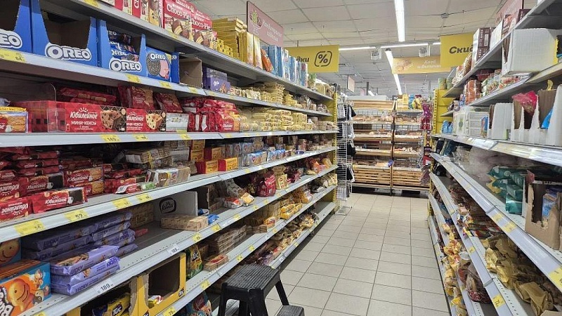 Массово начали закрываться магазины в Омске