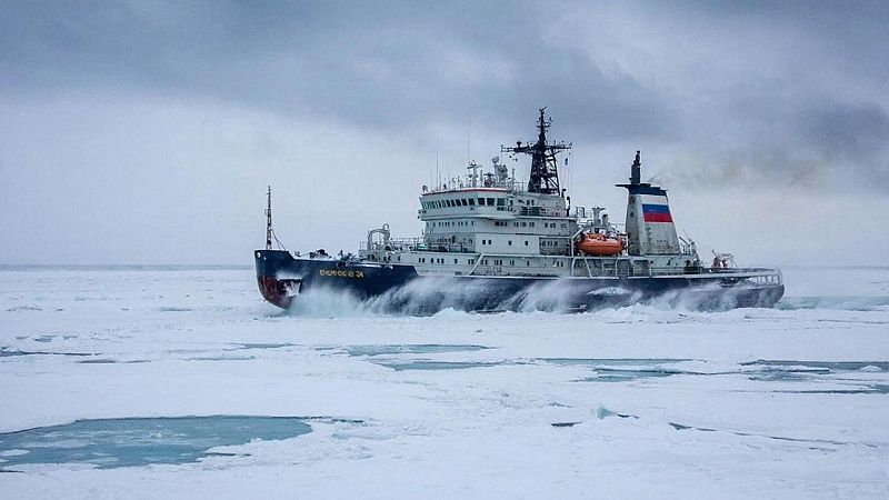Российские ледоколы помогают застрявшим во льдах судам в Финском заливе