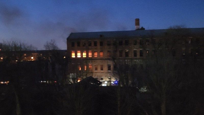 В Краснодаре горит здание бывшего завода кожизделий