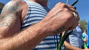 Десантник на парашюте спрыгнул с многоэтажки в Петербурге