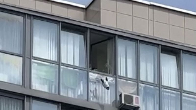 Краснодарцы пытаются остановить мальчика, который выбрасывает из окна многоэтажки тяжелые предметы