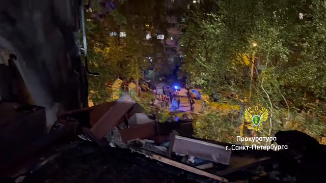 Второй день не могут эвакуировать 200-килограммового мужчину в Петербурге