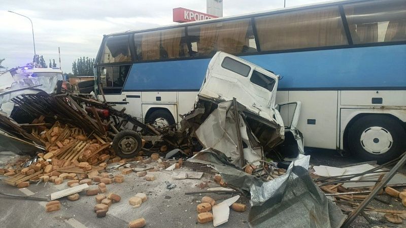 ДТП с участием автобуса, большегруза и «Газели» произошло в Кропоткине