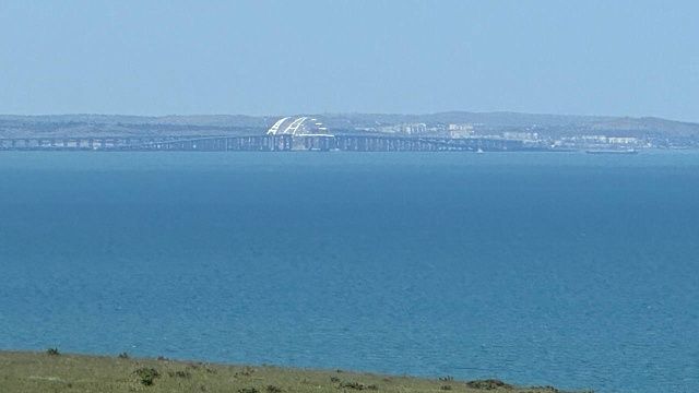 Более 700 машин скопились со стороны Тамани на подъезде к Крымскому мосту