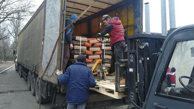 Предприниматели и жители Кубани передали в Рубежное 80 тонн гуманитарного груза