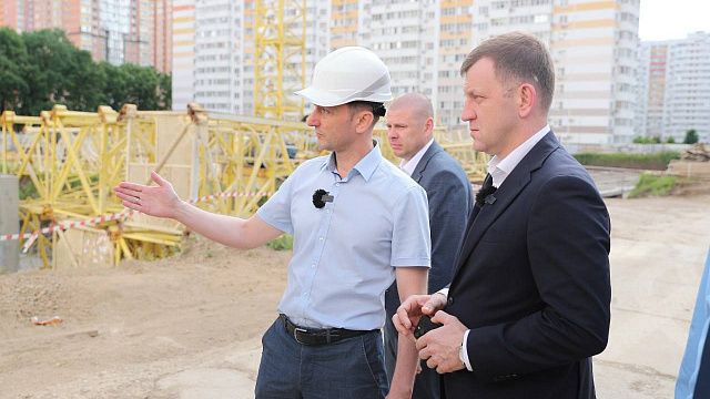 Мэр Евгений Наумов посетил стройплощадку новой школы. Фото: Станислав Телеховец