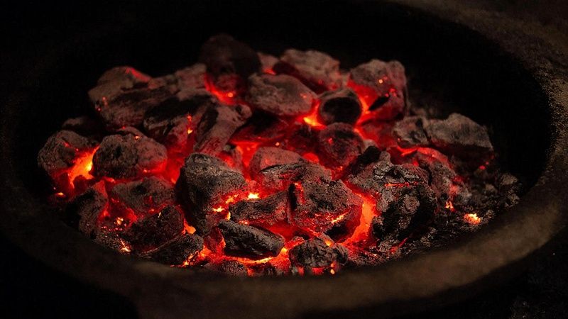 Воры прошли по раскаленным углям и доказали свою невиновность в Пакистане