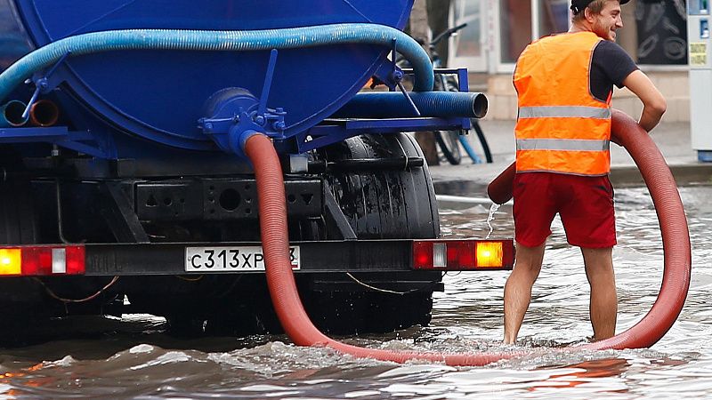 Спецтехника откачивает воду на шести улицах Краснодара
