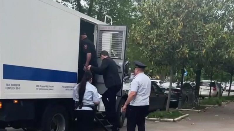 Сотрудник администрации Туапсинского района обвиняется в получении крупной взятки