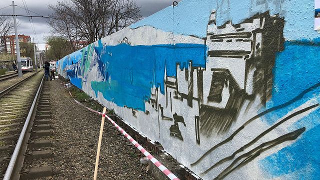 Краснодарский художник начал работу над масштабным граффити «Крымская весна» Фото: Телеканал «Краснодар»