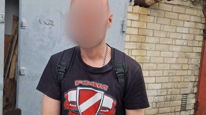 Пугавшего прохожих лысого с «пистолетом» задержала полиция Краснодара 