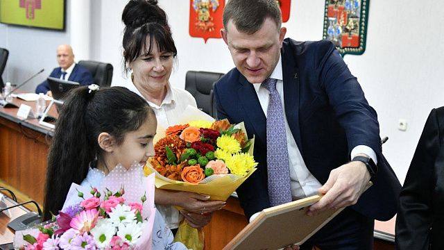 В Краснодаре наградили школьницу, которая поддерживает чистоту в городе. Фото: администрация Краснодара и телеканал «Краснодар»