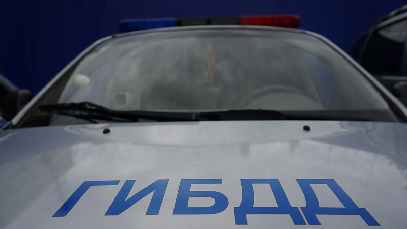 СМИ опубликовали видео наезда иномарки на остановку с людьми в Москве