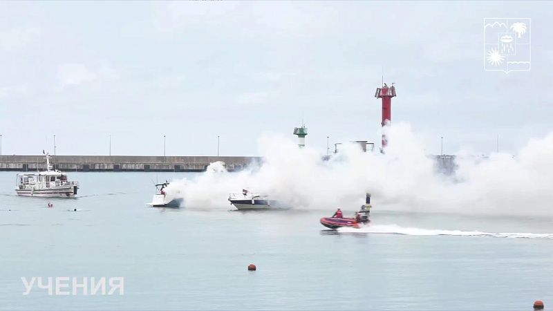 Спасатели помогли пассажирам после столкновения катеров в Сочи