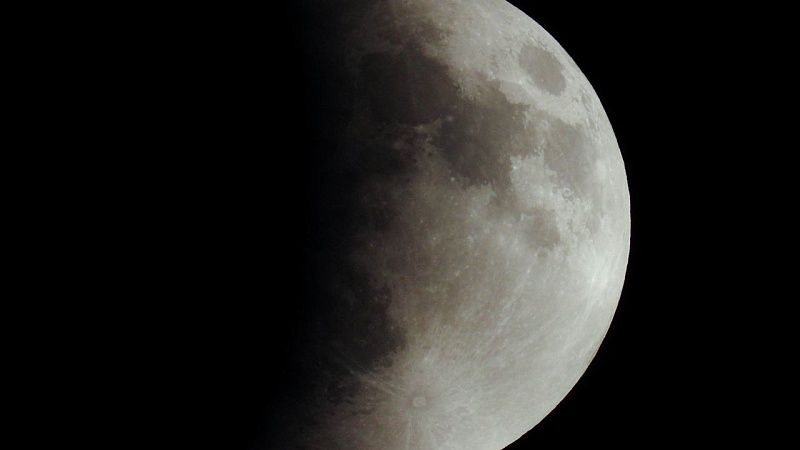 Удар железного астероида оставил гигантский кратер на Луне