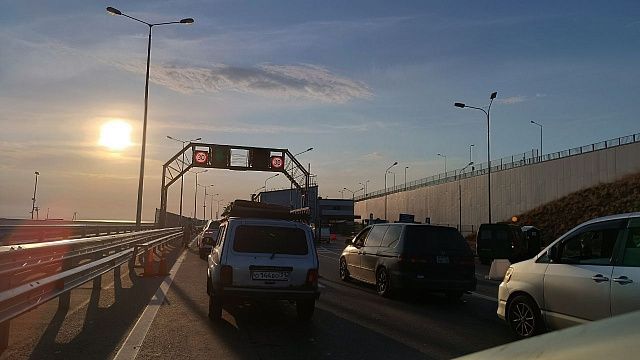Перед Крымским мостом со стороны Краснодарского края образовалась пробка. Фото: телеканал «Краснодар»