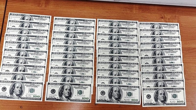 Почти 14 тысяч долларов попытался нелегально вывезти пассажир в аэропорту Сочи