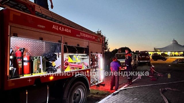 Мощный пожар в Геленджике уничтожил кафе в парке «Олимп» ночью 14 июля