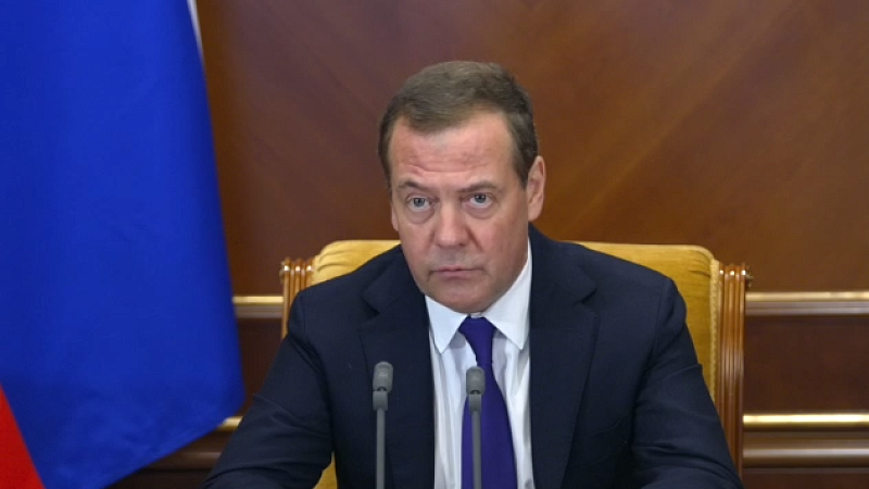 Медведев: будет принят комплекс мер по расширению численности ВС РФ 