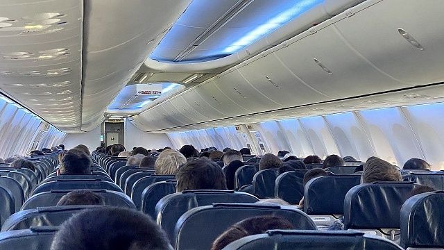 Россиян выгнали из самолета в Ухане