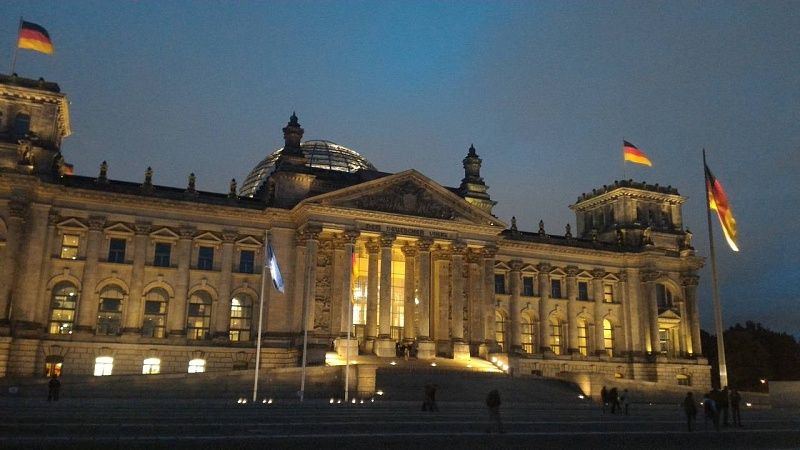 Неуловимая банда воров в плащах украла из банка 1,8 млрд рублей в Германии