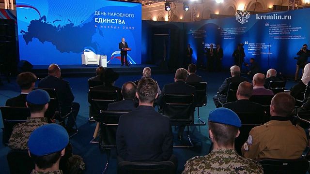 Президент Владимир Путин поздравил россиян с Днем народного единства