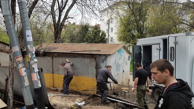Стоявшие на водопроводной трубе гаражи снесли на Красных Партизан в Краснодаре