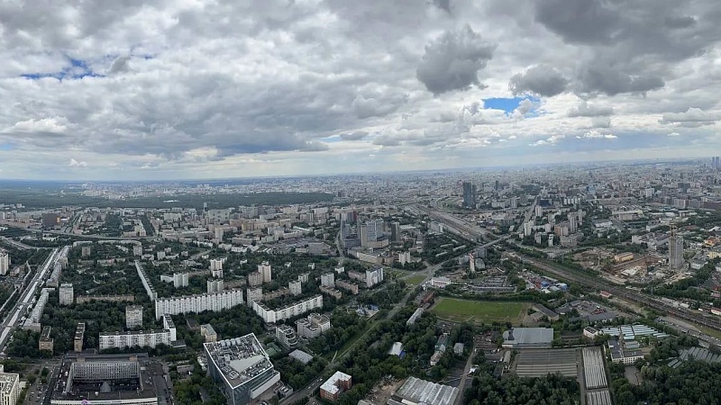 Замурованная скамейка вызвала недоумение у жителей Москвы 