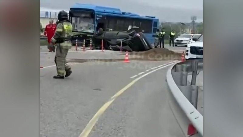 Легковушка перевернулась после лобового столкновения с автобусом в Сочи 