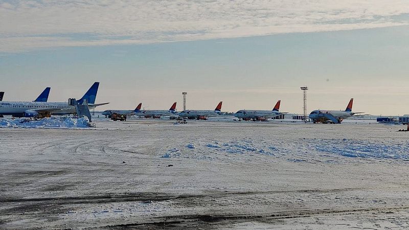 Пассажиры, застрявшие в аэропорту Краснодара из-за снега, радуются возобновлению полетов. Видео