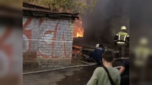 В Краснодаре загорелись гаражи. Фото: телеканал «Краснодар»