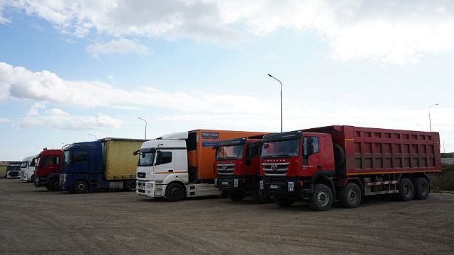 122 грузовика ожидают очередь на Керченскую переправу
