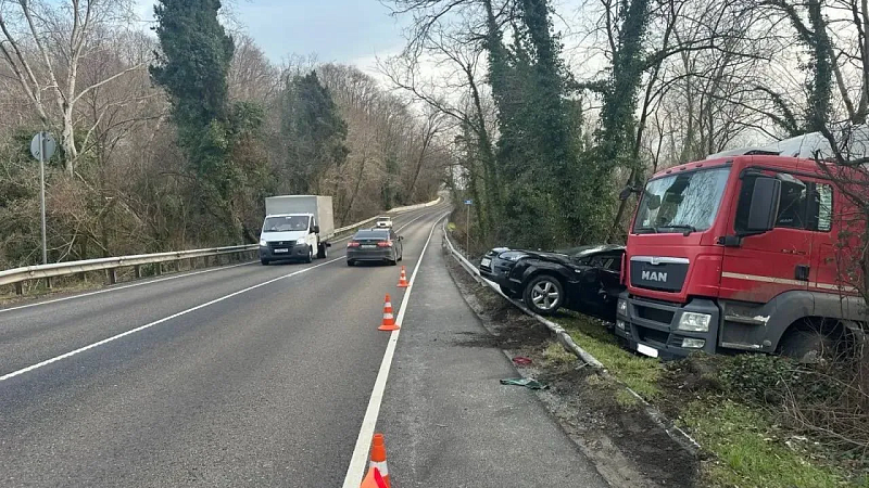 Фура откатилась назад и наехала на легковушку на трассе под Сочи