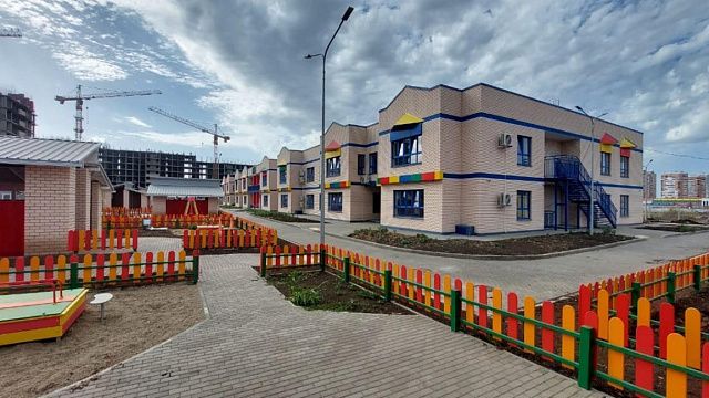 В районе улицы им. Кирилла Россинского в Краснодаре ввели в эксплуатацию детский сад на 350 мест