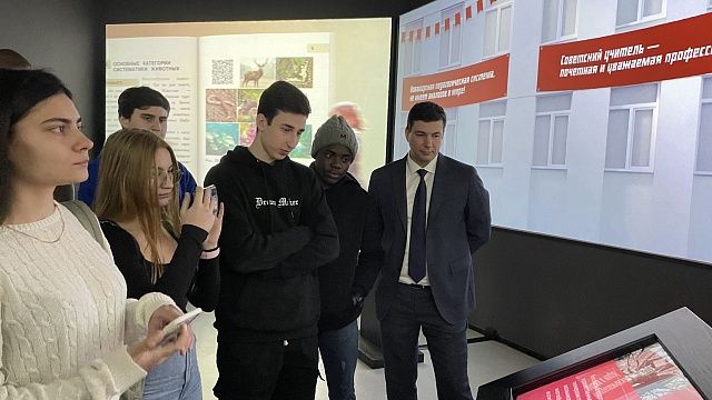 В Краснодаре для студентов-иностранцев провели экскурсию по историческому парку.