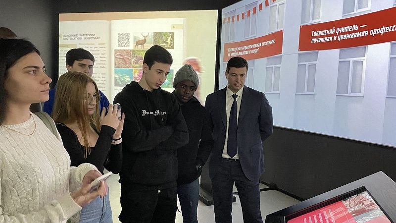 В Краснодаре для студентов-иностранцев провели экскурсию по историческому парку