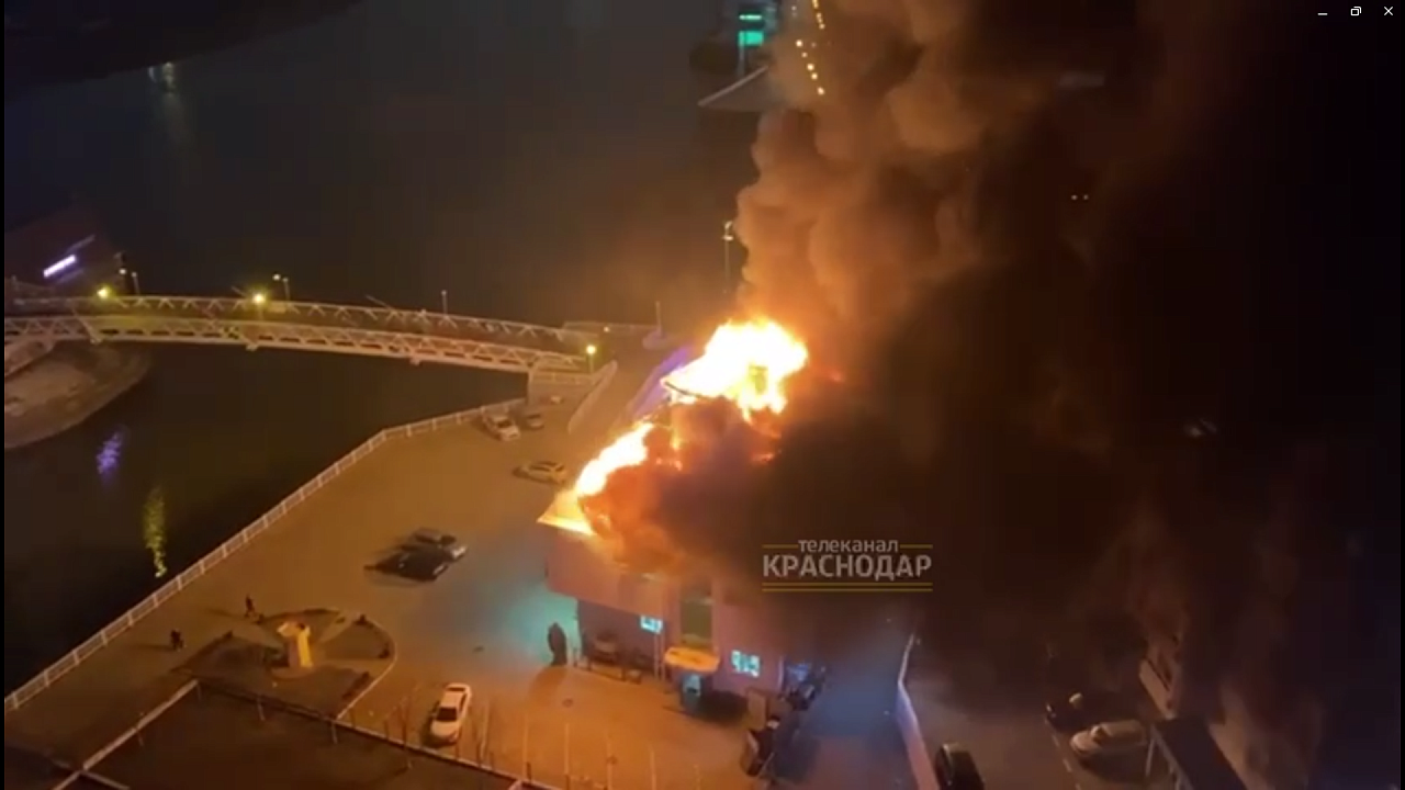 В Краснодаре загорелась кровля ресторана. Фото: телеканал «Краснодар»