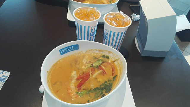 Две туристки из России отравились испорченным том-ямом в кафе на Пхукете