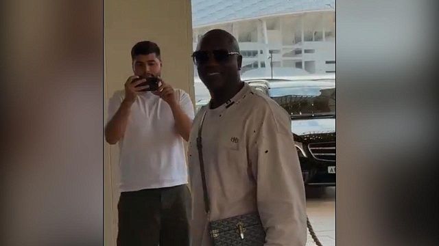 Американского артиста Akon встретили караваем и казачьими песнями в Сочи