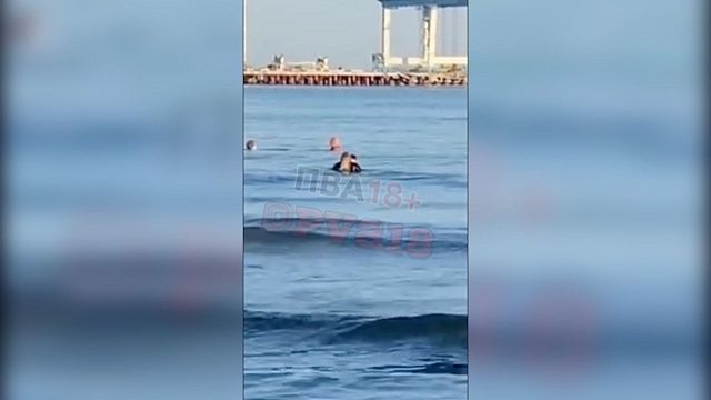 Отдыхающие в Анапе сняли на видео пару, занимающуюся сексом в море