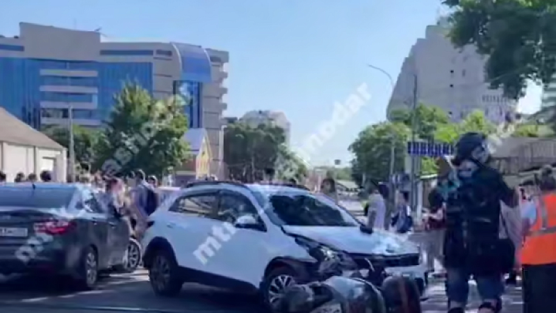 Трамваи встали из-за ДТП на пересечении Гоголя и Суворова в Краснодаре