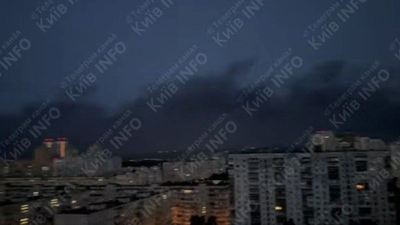 После ночной атаки дронов Киев затянуло чёрным дымом