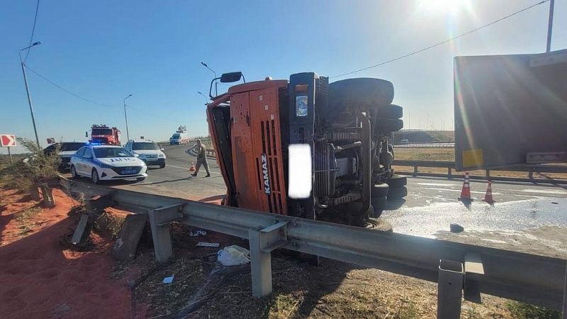 КАМАЗ с песком опрокинулся на трассе на Кубани, водитель погиб