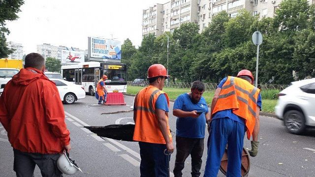 На улице Тургенева в Краснодаре ремонтируют провал дороги