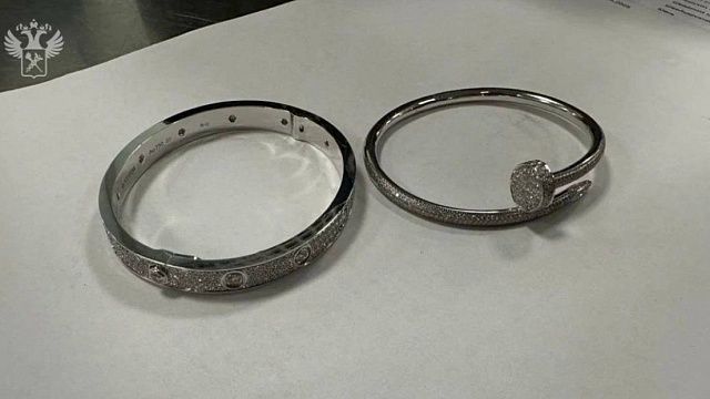 Спрятанные браслеты Cartier в обуви нашли у пассажира из Кувейта в Москве