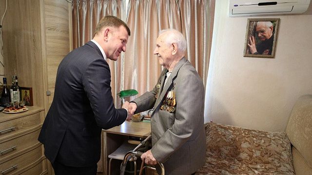 Мэр Краснодара поздравил с наступающим Днём Победы ветеранов Западного округа
