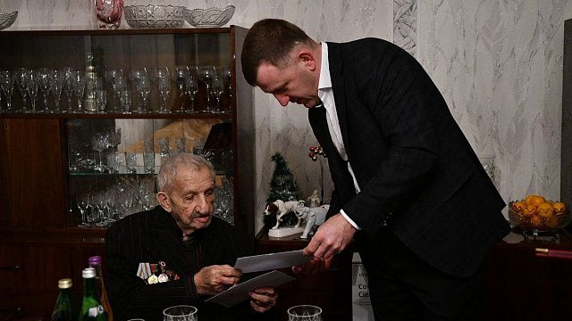 Евгений Наумов поздравил ветерана со 100-летием