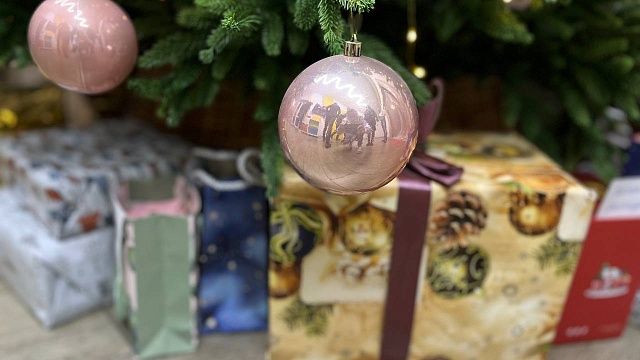 Более 100 тысяч детей получат подарки к Новому году на Кубани